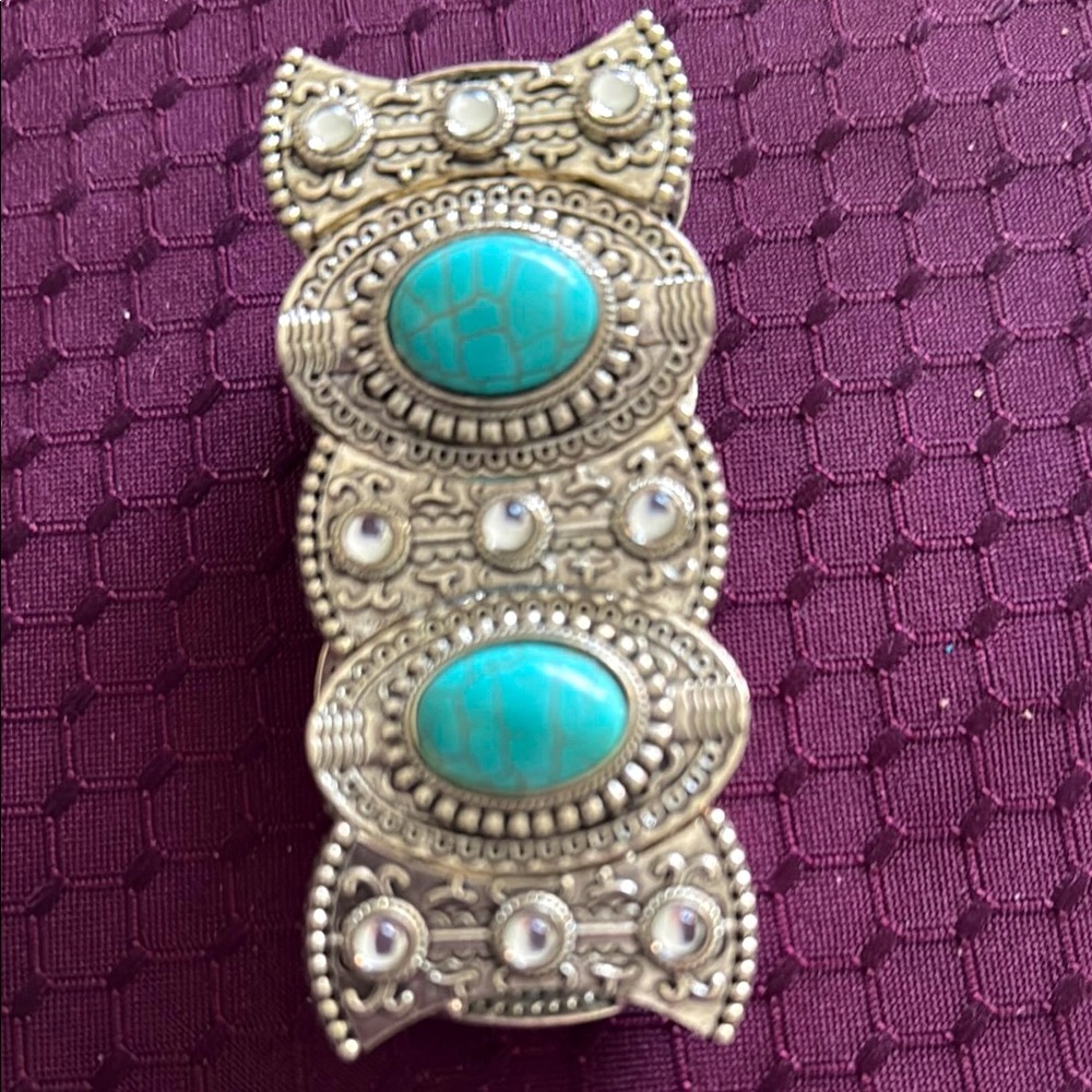 New Turquoise and Silver colored Stretch Bracelet